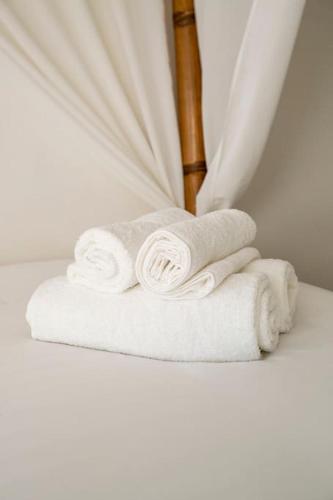 une pile de serviettes posée sur une table dans l'établissement Relax studio, à Le Mée-sur-Seine