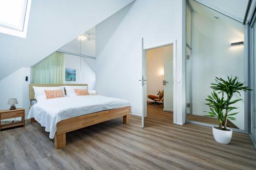 1 dormitorio con 1 cama y una maceta en Kim Fewo 1, en Emmendingen