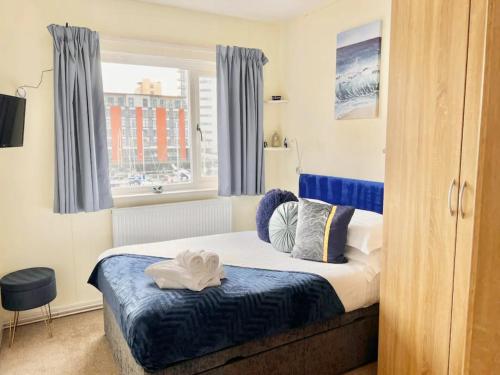 um quarto com uma cama e uma janela em Pass the Keys Cosy Flat in Maritime Quarter em Swansea