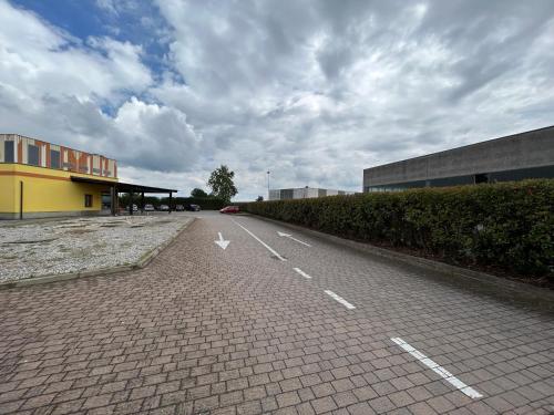 a road with a building and a car on it at Silk Motel in Caviaga