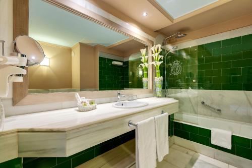 Salle de bains dans l'établissement Barceló Montecastillo Golf