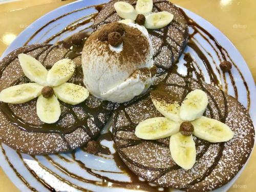 un postre de chocolate con plátanos y helado en un plato en Gold Coast Inn - Adults Only, en Nanuya Lailai