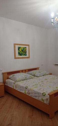 a bedroom with a bed and a picture on the wall at Jugendstilvilla voll renoviert in Falkenstein