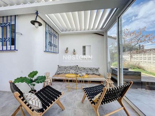 d'une terrasse avec un canapé, des chaises et une table. dans l'établissement MAIS3266- Canétoise à 100 m de la plage, à Canet