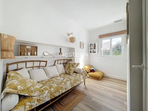 un salon avec un canapé et une fenêtre dans l'établissement MAIS3266- Canétoise à 100 m de la plage, à Canet