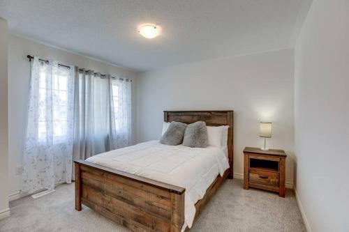 1 dormitorio con 1 cama grande y cabecero de madera en Beautiful oasis en Midhurst