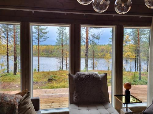 Cette chambre dispose d'une grande fenêtre offrant une vue sur le lac. dans l'établissement Villa Sol Del Luosto, à Luosto