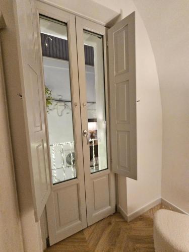 a white door with a window in a room at Vecchia Mottola Private Suite & Spa in Mottola