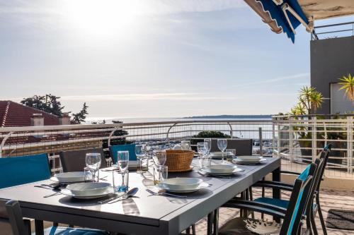 3-Br Apartment Terrace steps from Beaches