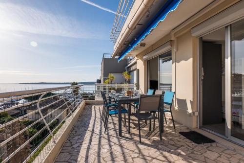 3-Br Apartment Terrace steps from Beaches