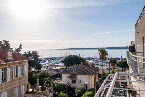 - une vue sur le port depuis le balcon d'un bâtiment dans l'établissement 3-Br Apartment Terrace steps from Beaches, à Cannes