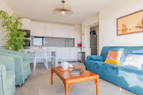 3-Br Apartment Terrace steps from Beaches