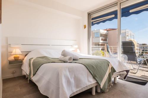 3-Br Apartment Terrace steps from Beaches
