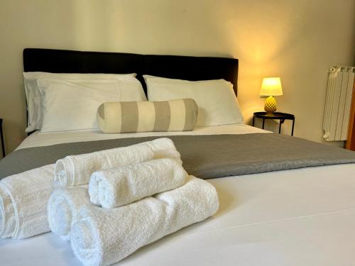a bedroom with a bed with towels on it at Sperlonga Paradise Central Apartment in Sperlonga