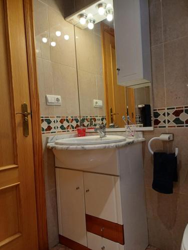 baño con lavabo y espejo grande en Playa del Cura apartment with a free parking place, en Torrevieja