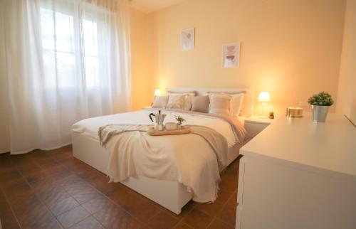 1 dormitorio con cama blanca y ventana en City House, en Pisa