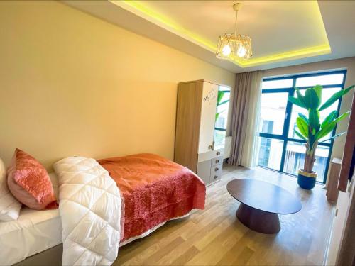 Un dormitorio con una cama y una mesa. en Luxury Duplex With Wonderful View In Izmit, en Çavuşçiftliği