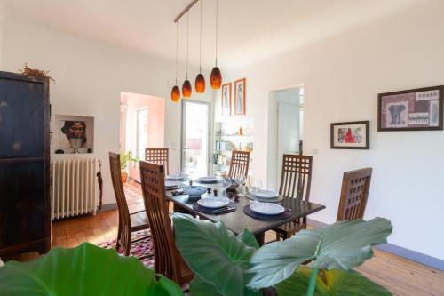 une salle à manger avec une table et des chaises dans l'établissement Villa Rêve du soir - 8 people - Capbreton center, à Capbreton