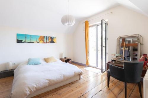 une chambre avec un lit, un bureau et une fenêtre dans l'établissement Villa Rêve du soir - 8 people - Capbreton center, à Capbreton