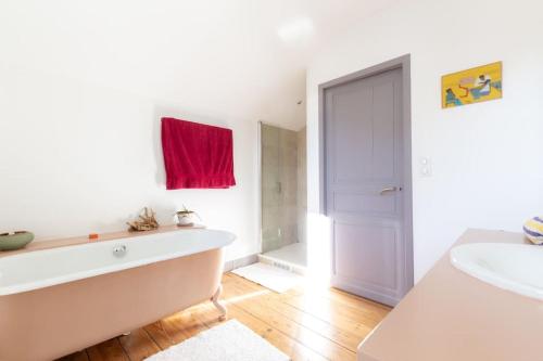 une salle de bain blanche avec une baignoire et un lavabo dans l'établissement Villa Rêve du soir - 8 people - Capbreton center, à Capbreton