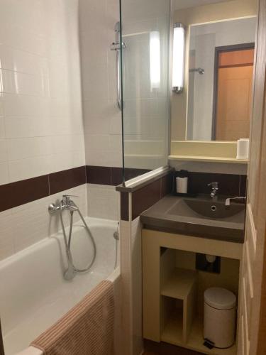 une salle de bain avec une baignoire et un lavabo dans l'établissement CAP ESTEREL AGAY SAINT RAPHAEL VUE COEUR DU SITE PISCINE GOLF MER Studio 4 personnes chez Magali, à Agay