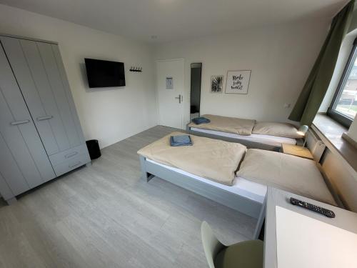 Televisyen dan/atau pusat hiburan di Guesthouse WI rooms