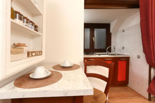eine Küche mit einem Tisch mit zwei Schüsseln darauf in der Unterkunft at 1 minute from San Marco square in Venedig