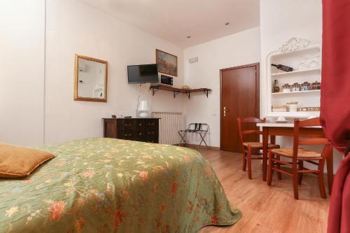 ein Schlafzimmer mit einem Bett und einem Tisch sowie ein Esszimmer in der Unterkunft at 1 minute from San Marco square in Venedig