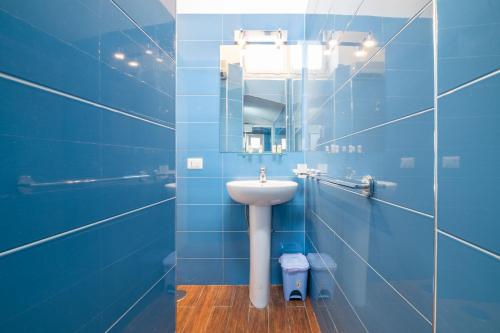 ナポリにあるLaLoren By DomusExtraの青いバスルーム(シンク、鏡付)