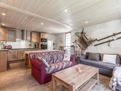 un salon avec un canapé et une table dans l'établissement À la Clusaz : Appartement 3* avec Garage, Proche Pistes et Commerces - FR-1-304-93, à La Clusaz