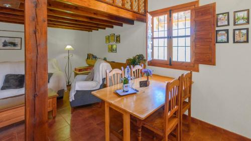 sala de estar con mesa y dormitorio en Casa Lorpica El Borge by Ruralidays, en Moclinejo
