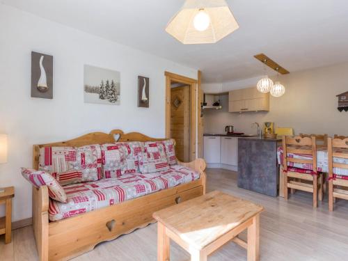 un salon avec un canapé et une cuisine dans l'établissement Charmant 2 pièces avec coin nuit, parking et vue montagne à La Clusaz - FR-1-304-105, à La Clusaz