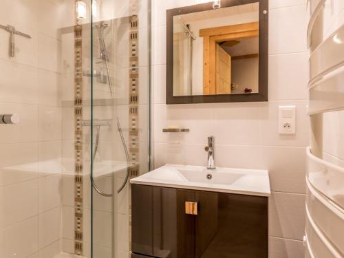 une salle de bain avec un lavabo et une douche dans l'établissement Charmant 2 pièces avec coin nuit, parking et vue montagne à La Clusaz - FR-1-304-105, à La Clusaz