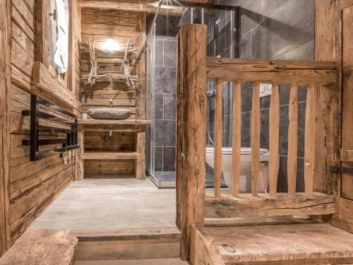 een badkamer met een houten kamer met een wastafel bij Chalet La Clusaz, 6 pièces, 10 personnes - FR-1-304-162 in La Clusaz