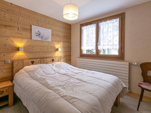 - une chambre avec un lit blanc dans une pièce dotée d'une fenêtre dans l'établissement Appartement Cosy 3***, Proche Pistes, 6 Pers, WIFI, Balcon, Casier à Skis, La Clusaz - FR-1-304-271, à La Clusaz