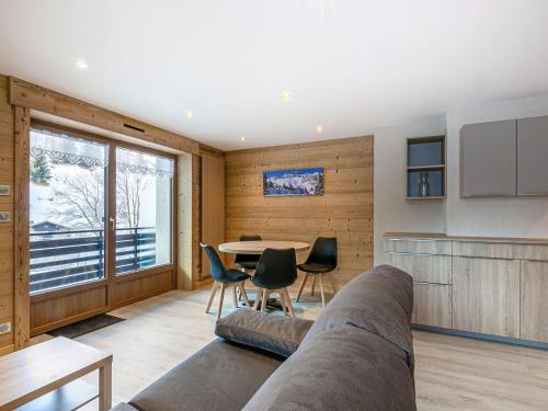 un salon avec un canapé et une table dans l'établissement Appartement Cosy 3***, Proche Pistes, 6 Pers, WIFI, Balcon, Casier à Skis, La Clusaz - FR-1-304-271, à La Clusaz