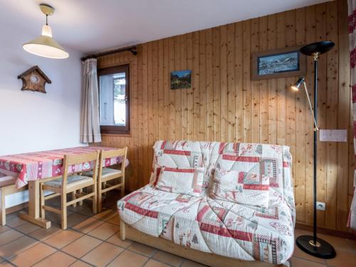 een slaapkamer met een bed, een tafel en een bureau bij Appartement La Clusaz, 2 pièces, 4 personnes - FR-1-304-81 in La Clusaz