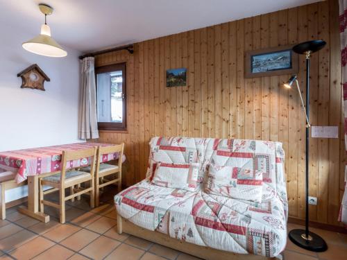 une chambre avec un lit, une table et un bureau dans l'établissement Studio 26m² plein sud, proche pistes et commerces, La Clusaz, garage inclus - FR-1-304-81, à La Clusaz
