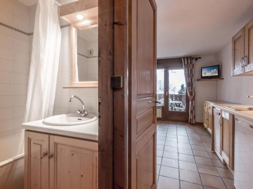 een badkamer met een wastafel en een spiegel bij Appartement La Clusaz, 2 pièces, 4 personnes - FR-1-304-81 in La Clusaz