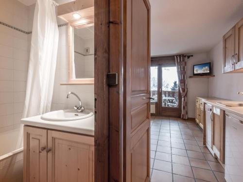 une salle de bain avec un lavabo et un miroir dans l'établissement Studio 26m² plein sud, proche pistes et commerces, La Clusaz, garage inclus - FR-1-304-81, à La Clusaz
