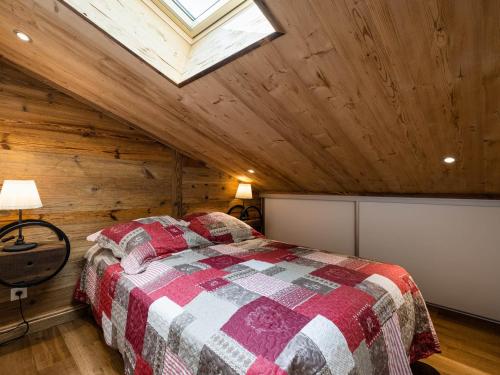 Cet appartement comprend une chambre dotée d'un lit et d'une lucarne. dans l'établissement Appartement Rénové, Calme avec Garage à 1.9 km du Village - 3***, 4 Personnes, WIFI, Proche Navettes - FR-1-304-235, à La Clusaz