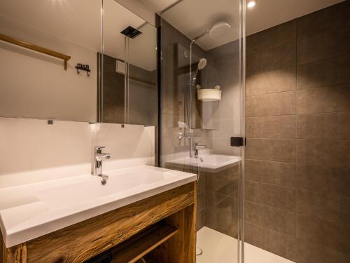 une salle de bain avec un lavabo et une douche dans l'établissement Appartement Rénové, Calme avec Garage à 1.9 km du Village - 3***, 4 Personnes, WIFI, Proche Navettes - FR-1-304-235, à La Clusaz
