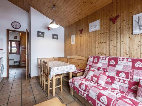 un salon avec un canapé et une table dans l'établissement Charmant 2 pièces avec cheminée, proche des pistes et commerces, garage inclus! - FR-1-304-85, à La Clusaz