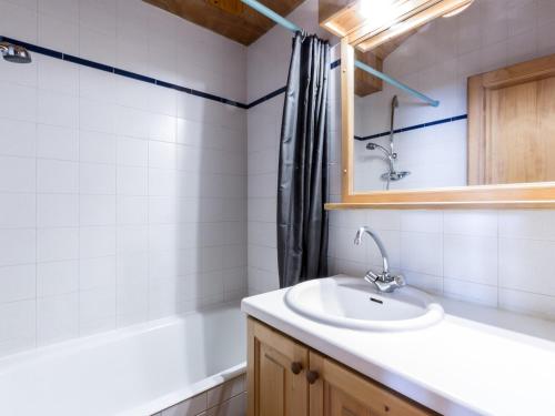 une salle de bain avec un lavabo et une baignoire dans l'établissement Charmant 2 pièces avec cheminée, proche des pistes et commerces, garage inclus! - FR-1-304-85, à La Clusaz