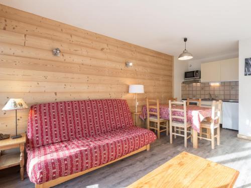 Appartement La Clusaz, 2 pièces, 4 personnes - FR-1-304-99にあるシーティングエリア