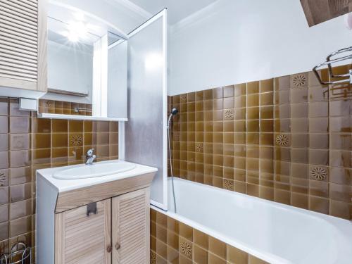 une salle de bain avec un lavabo et une douche dans l'établissement Charmant 2 pièces avec parking, proche des pistes - FR-1-304-107, à La Clusaz
