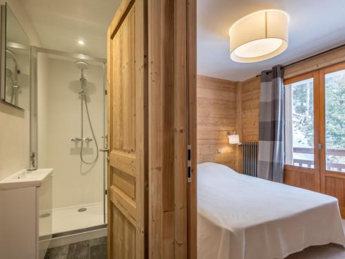 La salle de bains est pourvue d'un lit et d'une douche. dans l'établissement 4 pièces près des pistes avec balcon - La Clusaz - FR-1-304-205, à La Clusaz
