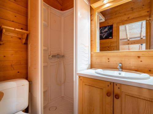 W łazience znajduje się umywalka, prysznic i toaleta. w obiekcie Chalet La Clusaz, 5 pièces, 9 personnes - FR-1-304-248 w mieście Clusaz