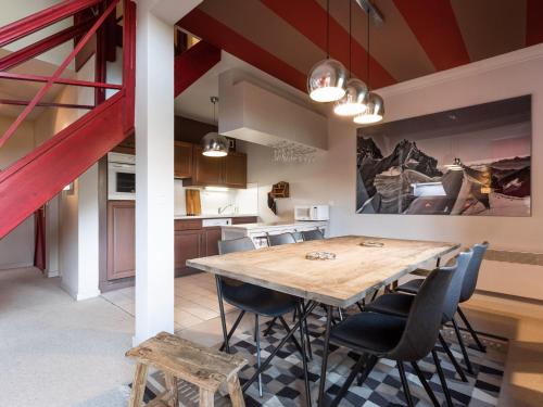 une cuisine et une salle à manger avec une table et des chaises en bois dans l'établissement Spacieux appartement 3 étoiles proche des pistes, WIFI, 9-10 pers - FR-1-304-265, à La Clusaz