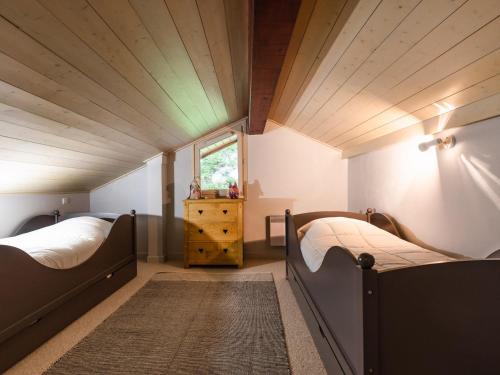 une chambre avec deux lits et une fenêtre dans l'établissement Spacieux appartement 3 étoiles proche des pistes, WIFI, 9-10 pers - FR-1-304-265, à La Clusaz